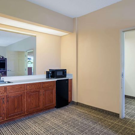 Baymont By Wyndham Lafayette Airport Exterior foto