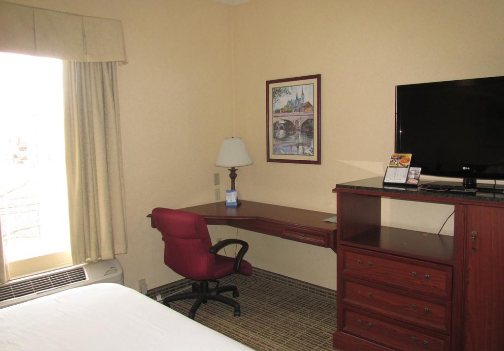 Baymont By Wyndham Lafayette Airport Exterior foto