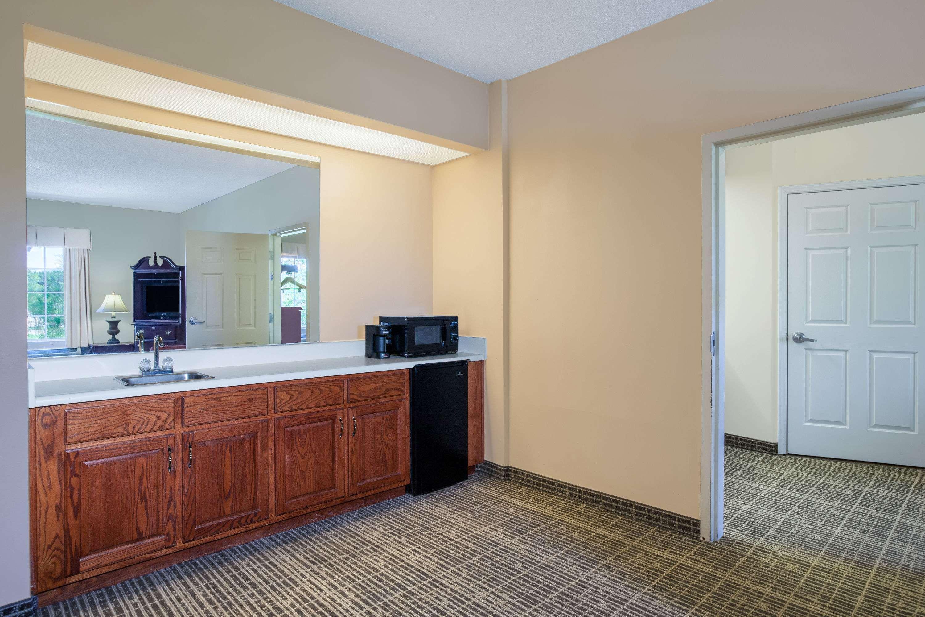 Baymont By Wyndham Lafayette Airport Exterior foto