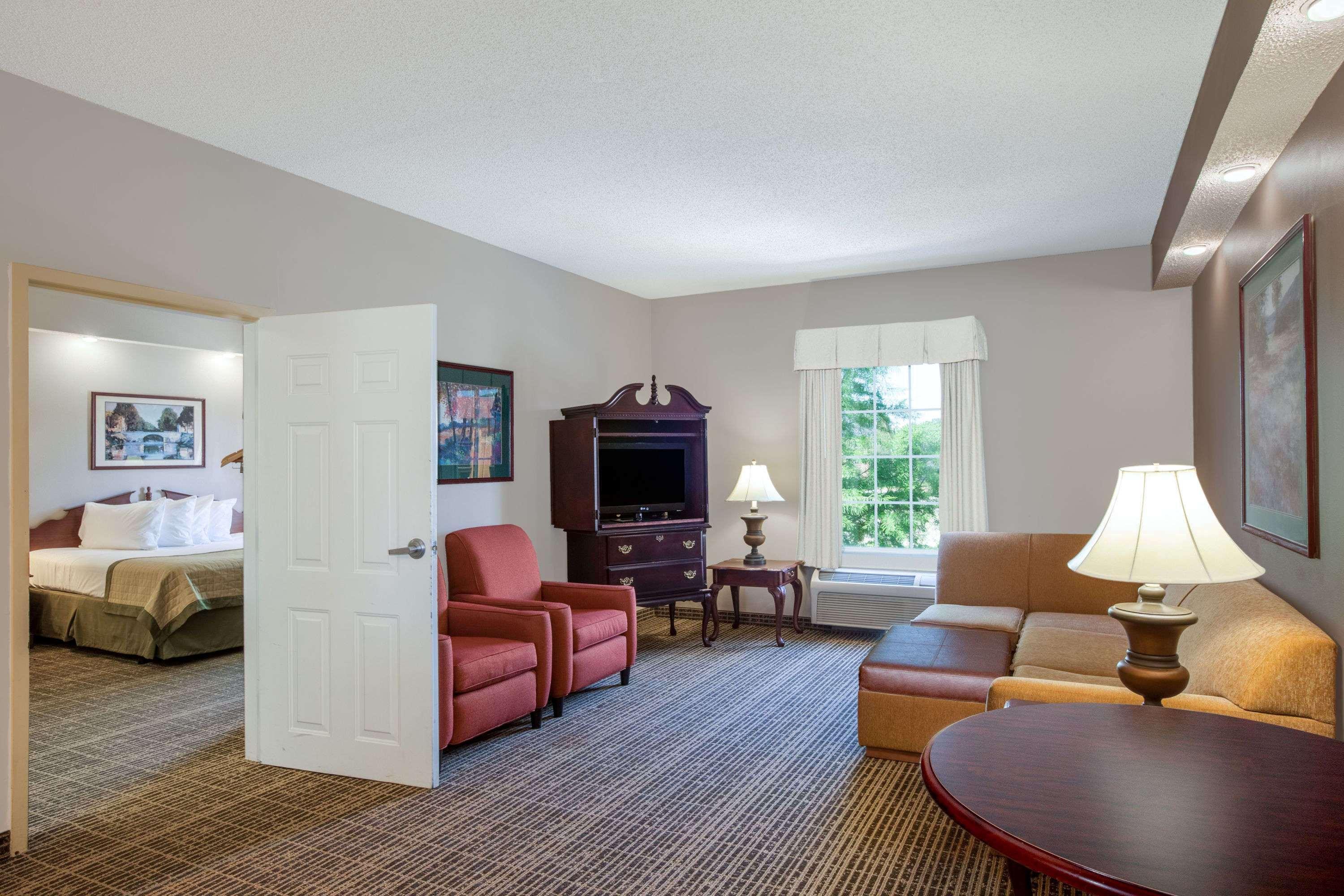 Baymont By Wyndham Lafayette Airport Exterior foto