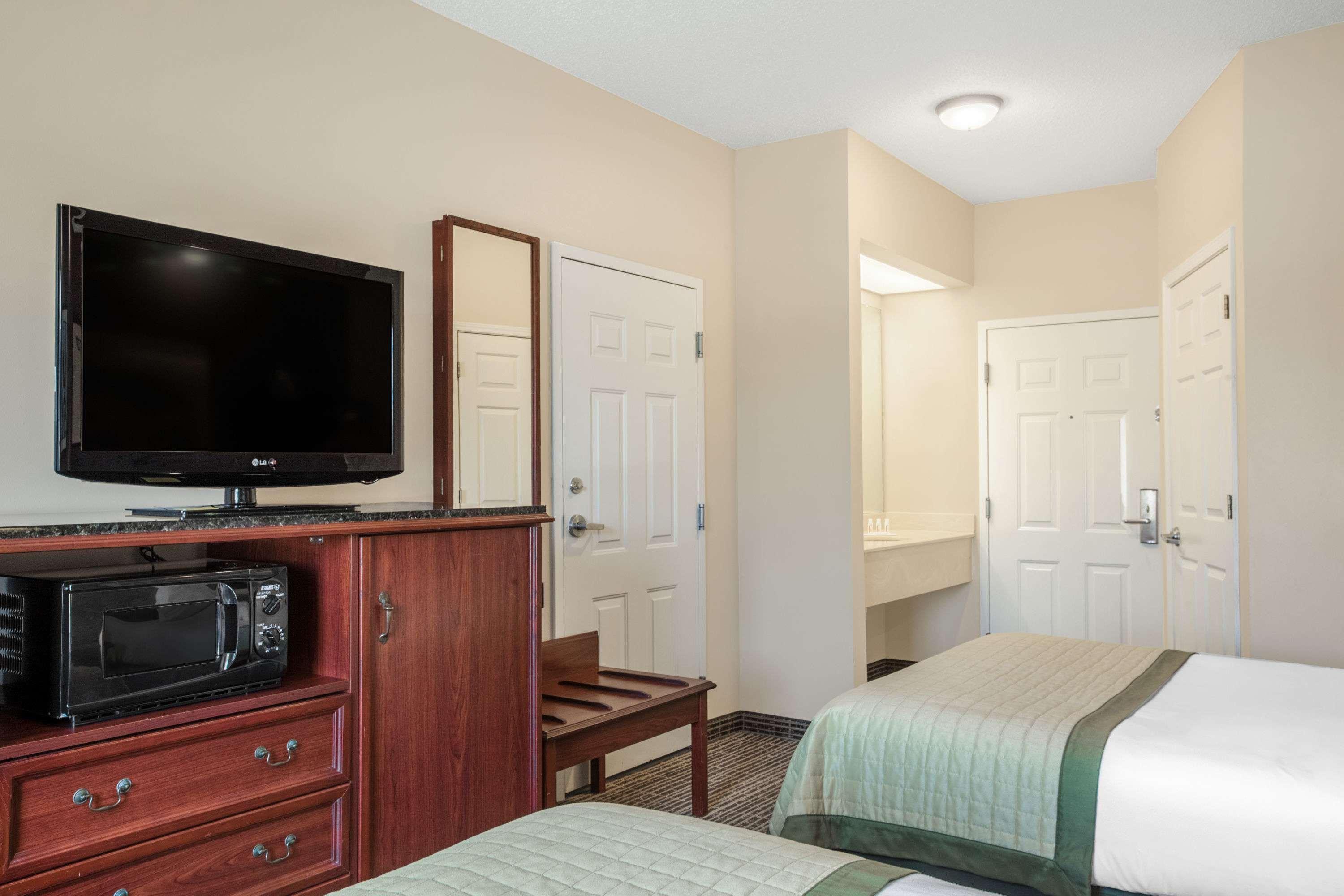 Baymont By Wyndham Lafayette Airport Exterior foto